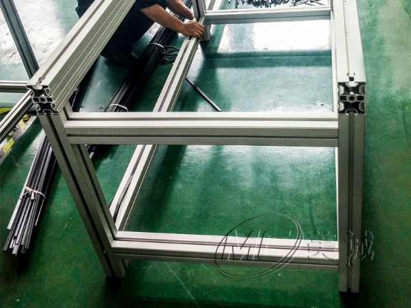 為什么選擇工業鋁型材定做魚缸架